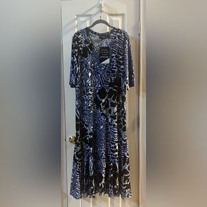 Beautiful knit V-neck dress with ruffle godet hem and elbow sleeve.  XL